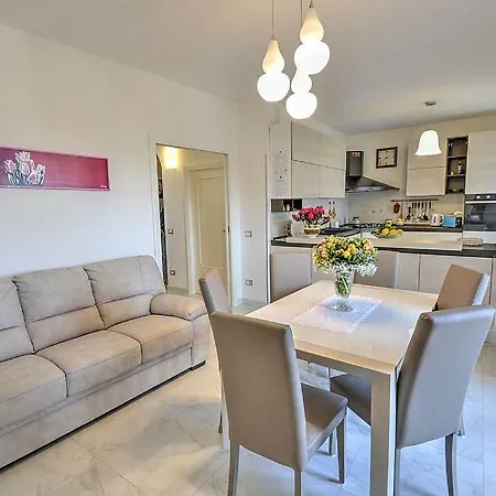 Sleeps 6 Air Con Wifi * Scala