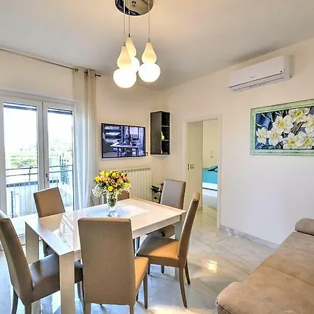 Sleeps 6 Air Con Wifi Apartament