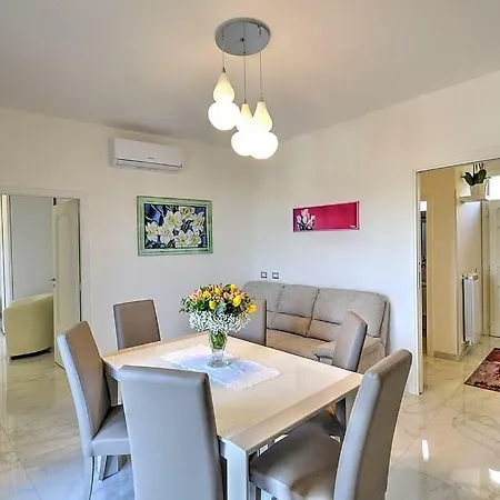 Sleeps 6 Air Con Wifi